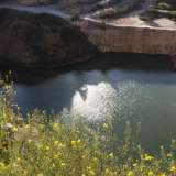 A farla da padrone � chiaramente l�inedito lago incastonato fra le pareti rocciose, sulla cui superficie calma e piatta si riflette il sole, creando particolari giochi di luci e colori